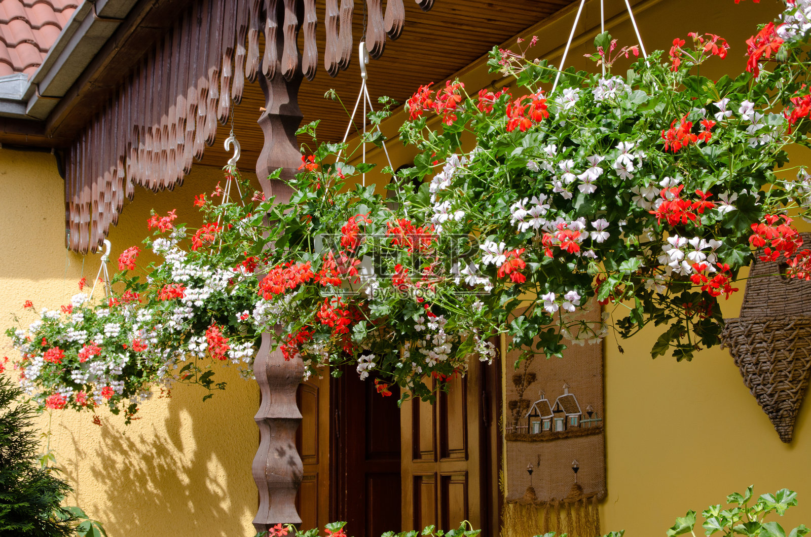 门廊上挂着五颜六色的花篮照片摄影图片