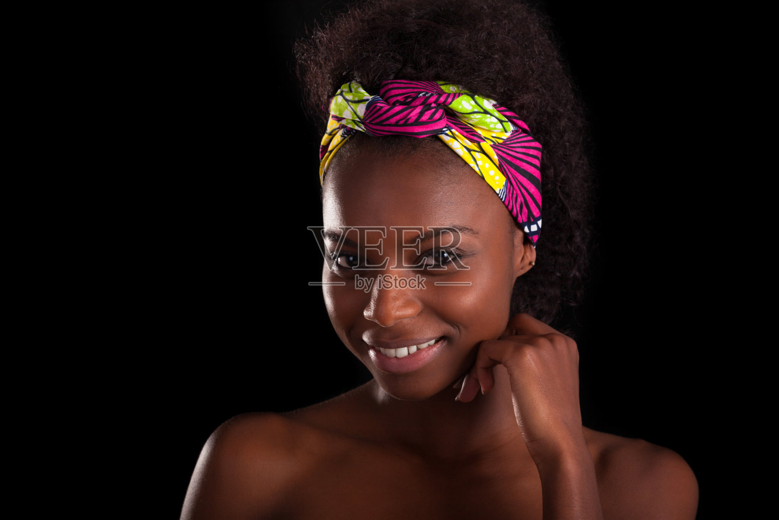 年轻美丽的非洲女人的肖像，孤立在黑色的背部照片摄影图片