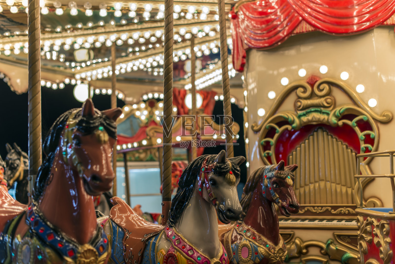游乐场里的旋转木马照片摄影图片