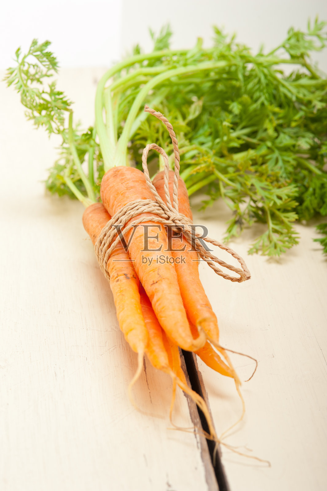 小胡萝卜用绳子捆起来照片摄影图片
