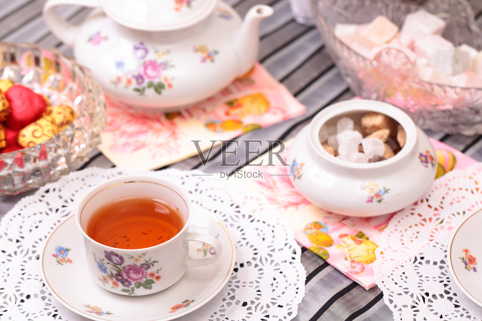 温热的一杯茶和糖果照片摄影图片