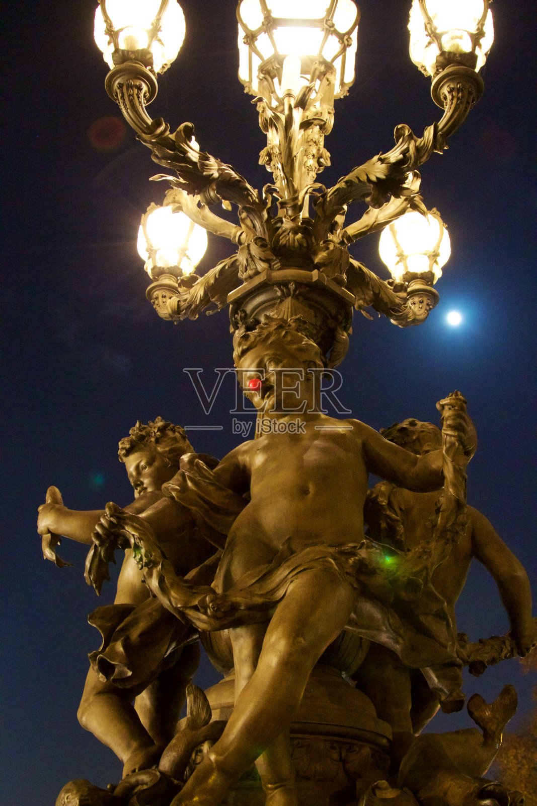 有趣的小天使在亚历山大三世桥，巴黎照片摄影图片