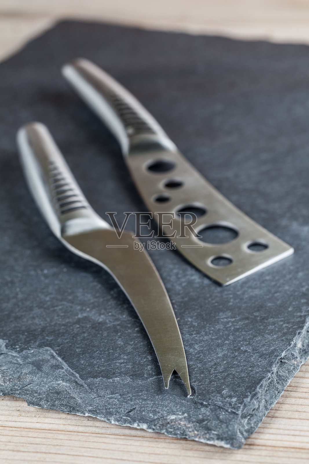 石板上的奶酪刀照片摄影图片