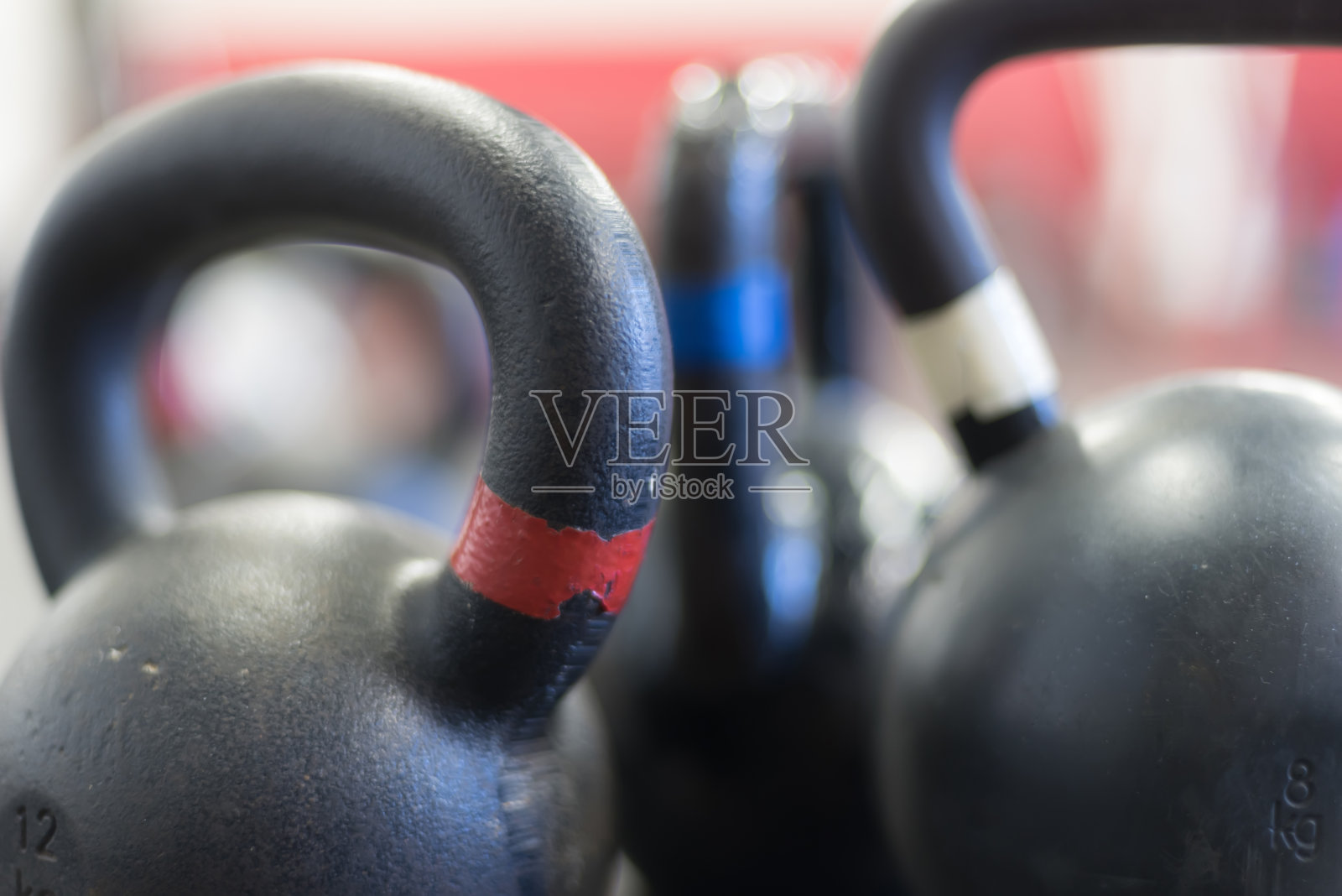 健身房地板上的壶铃照片摄影图片