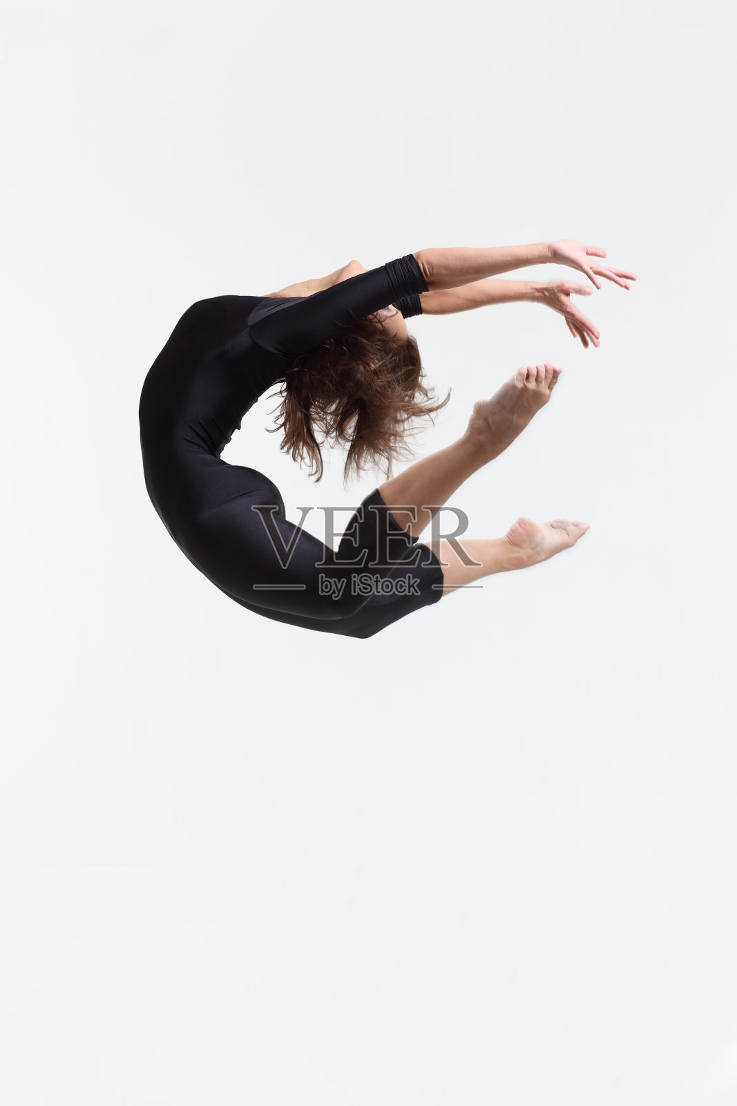 女舞者跳跃并触摸脚趾照片摄影图片