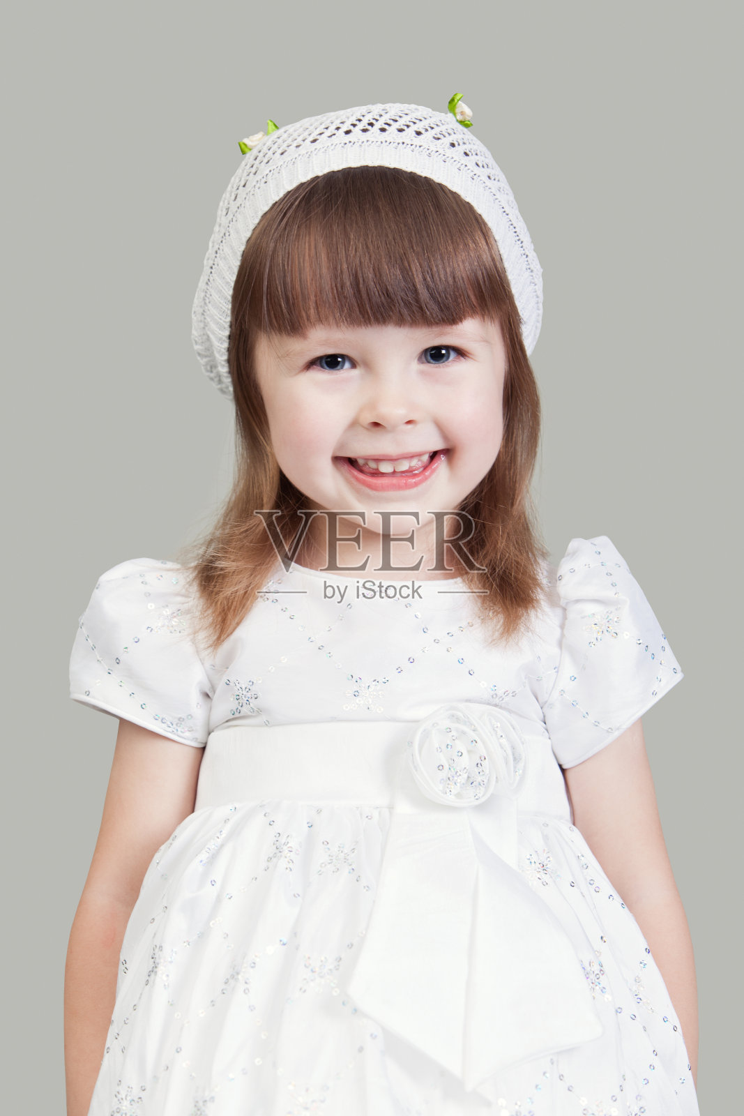 穿白色连衣裙的小女孩照片摄影图片