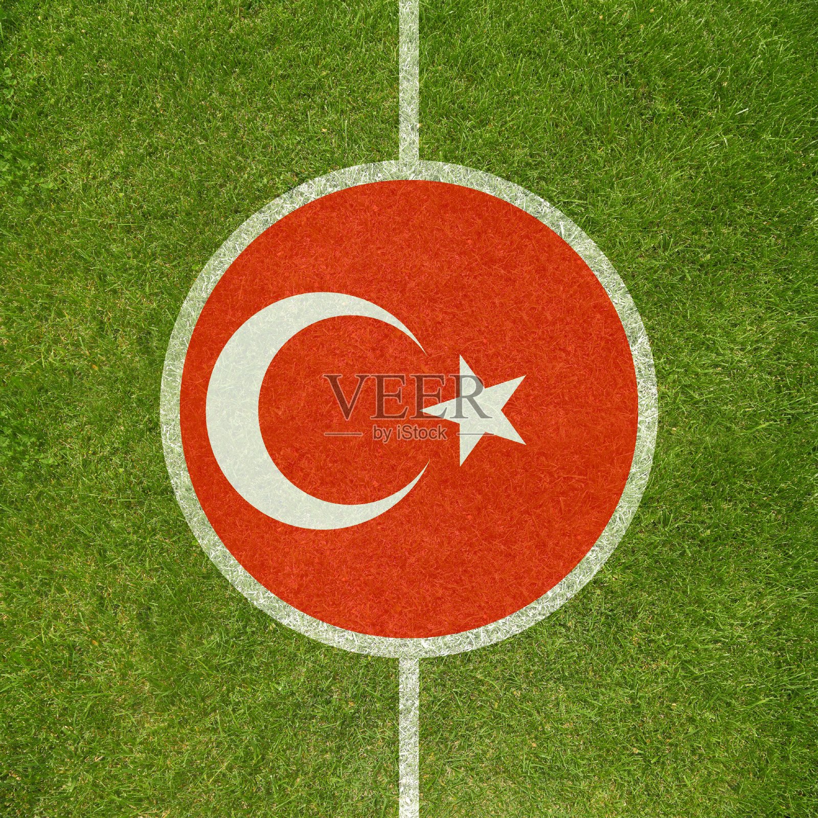 足球场中心特写，土耳其国旗在圆圈中照片摄影图片
