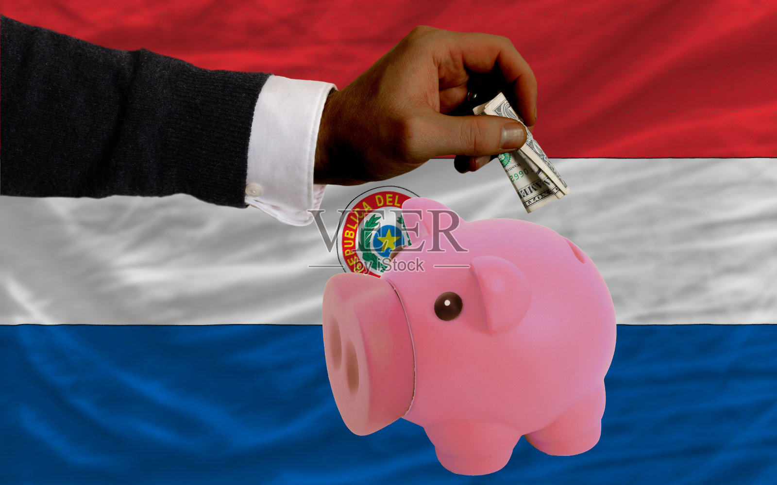 把美元换成硬币罐和巴拉圭国旗照片摄影图片