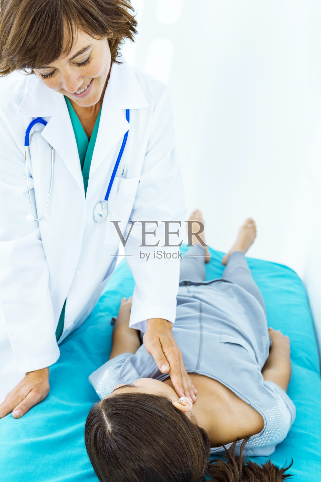 医生办公室的小病人照片摄影图片