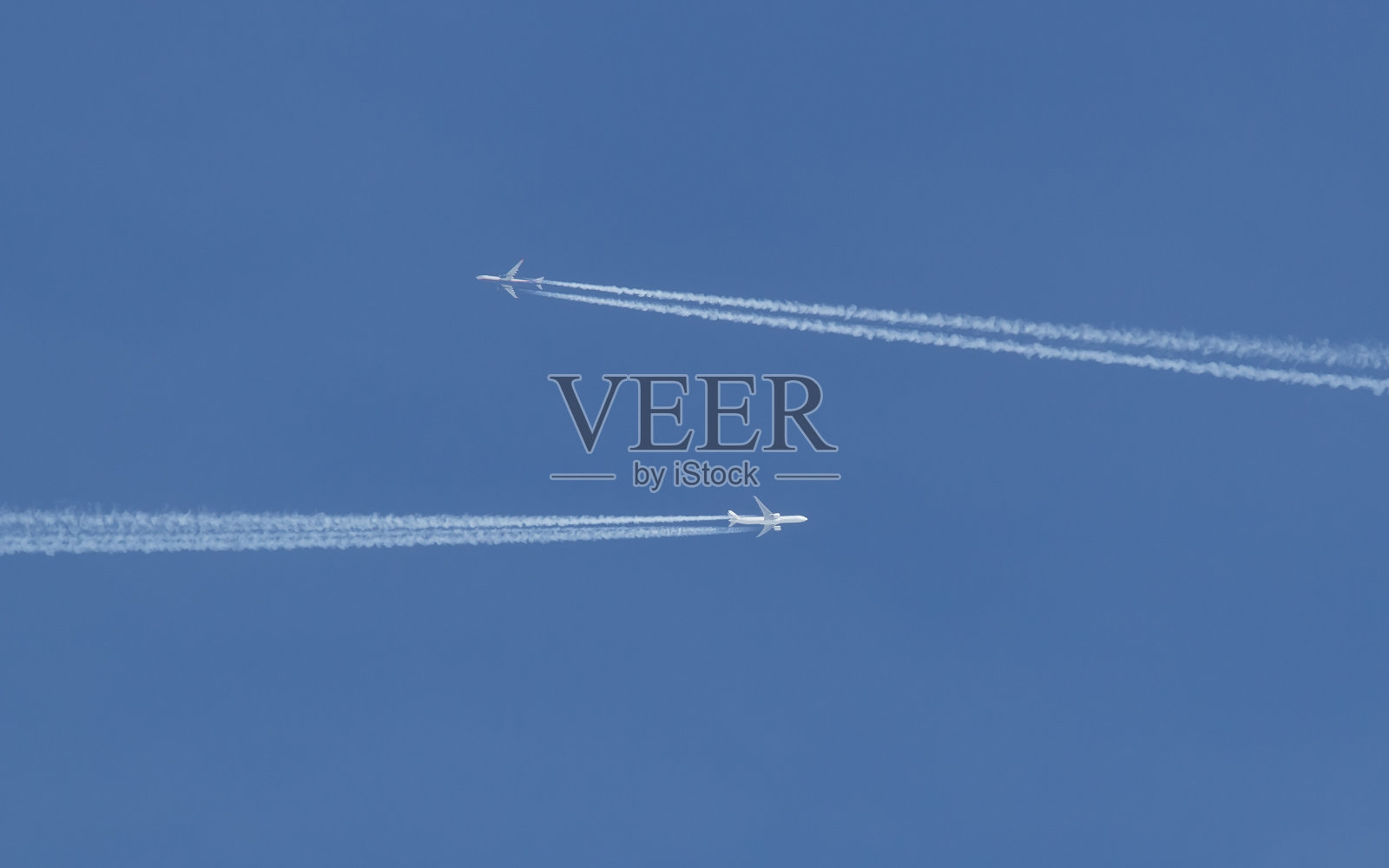 两架飞机在相撞的航线上照片摄影图片