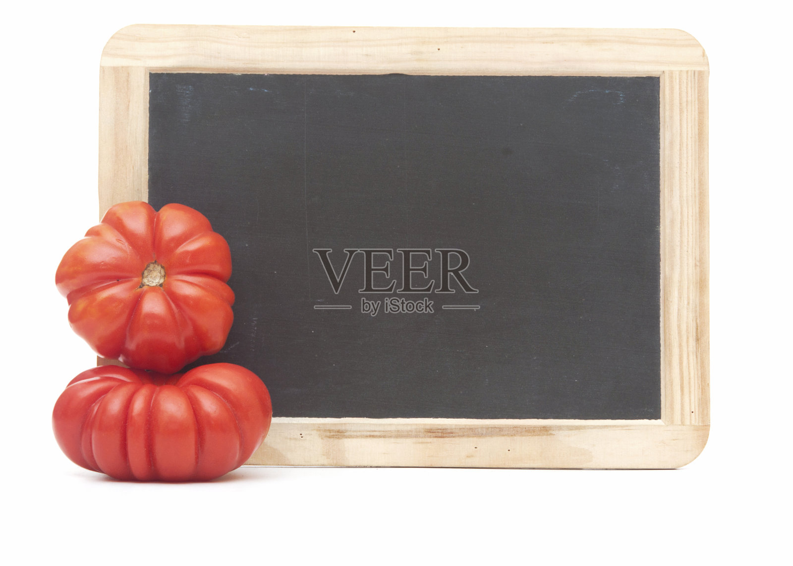 空白的黑板上有两个成熟的西红柿，孤立在白色的背景上照片摄影图片