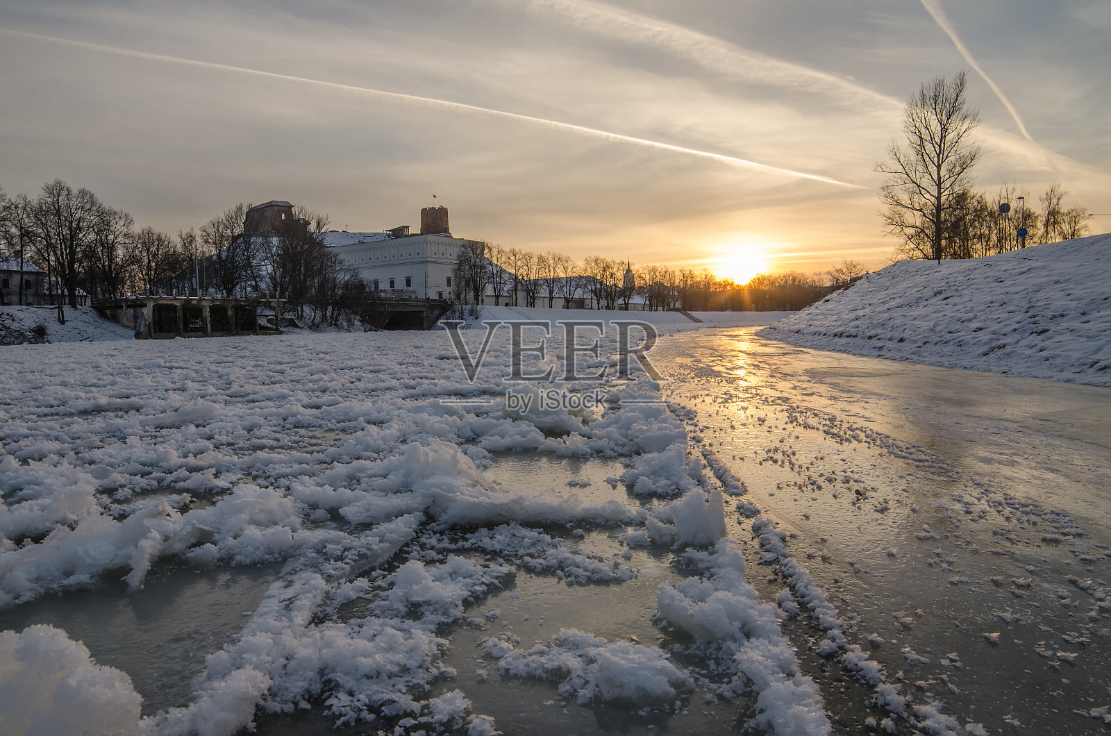 维尔纽斯(立陶宛)冬天的日落照片摄影图片