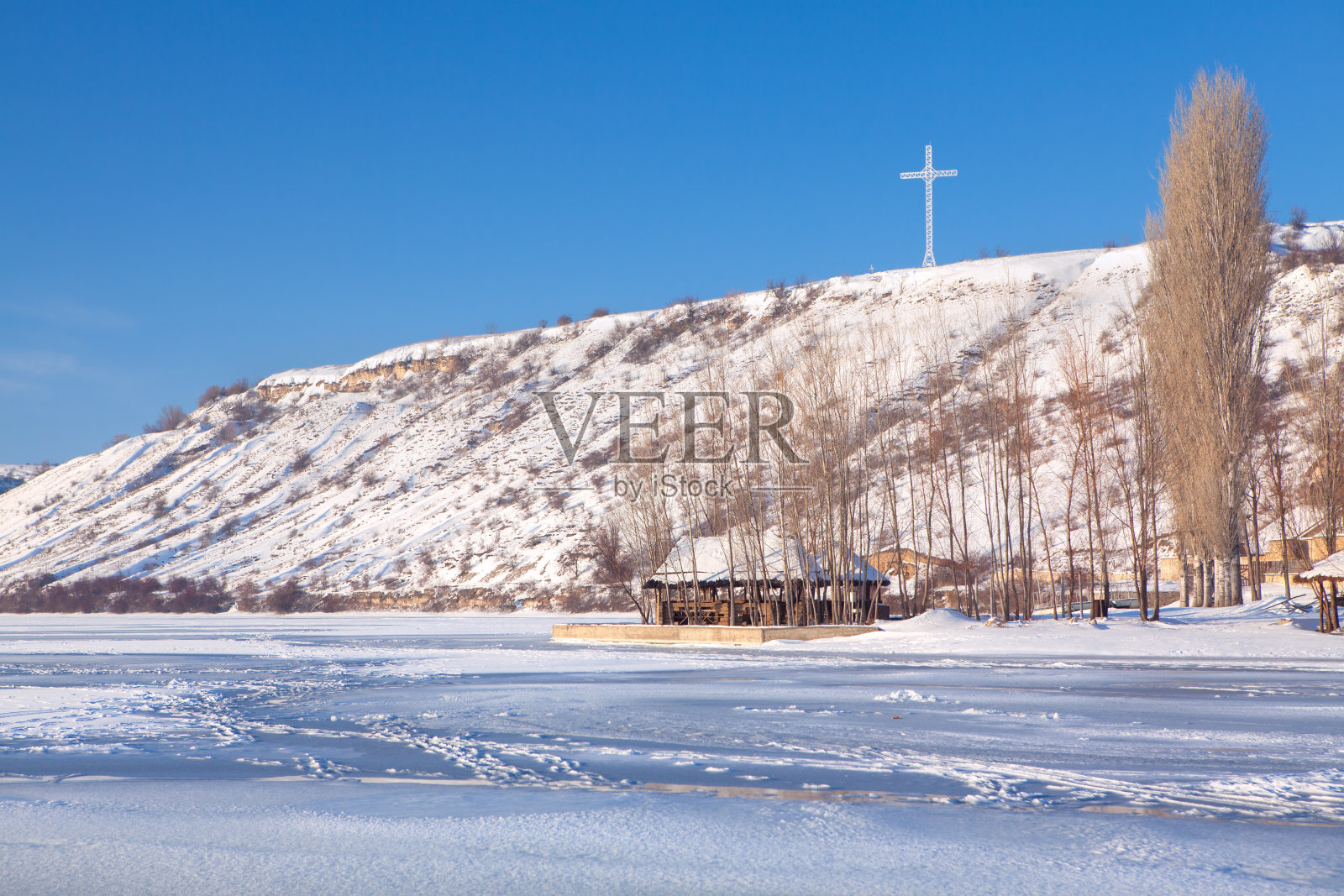山上的白色十字架照片摄影图片