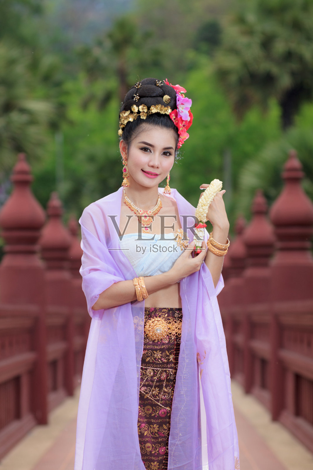 穿着泰国传统服装的泰国女人照片摄影图片