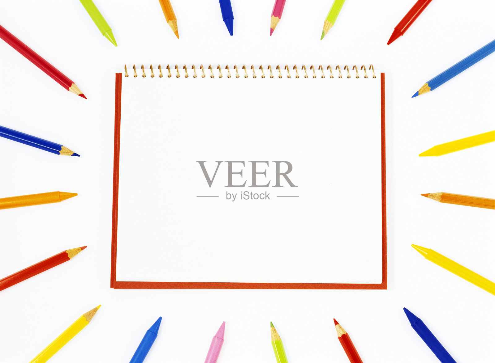 彩色铅笔和素描本照片摄影图片