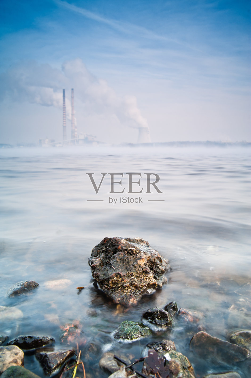 以发电厂为背景的自然景观照片摄影图片