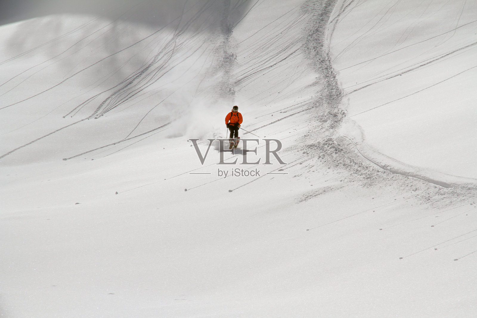 滑雪者在深粉，极端搭便车照片摄影图片