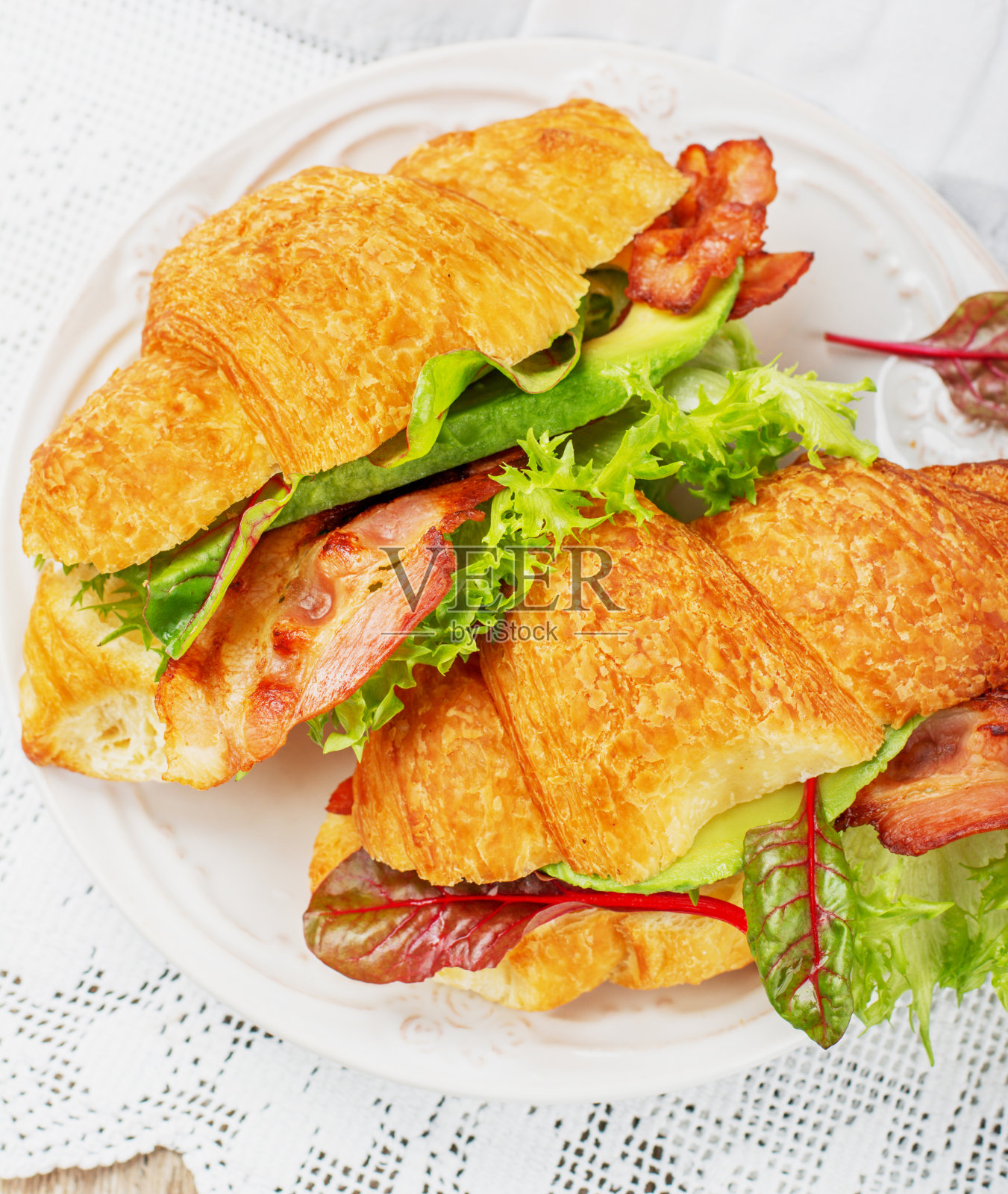 羊角面包三明治照片摄影图片