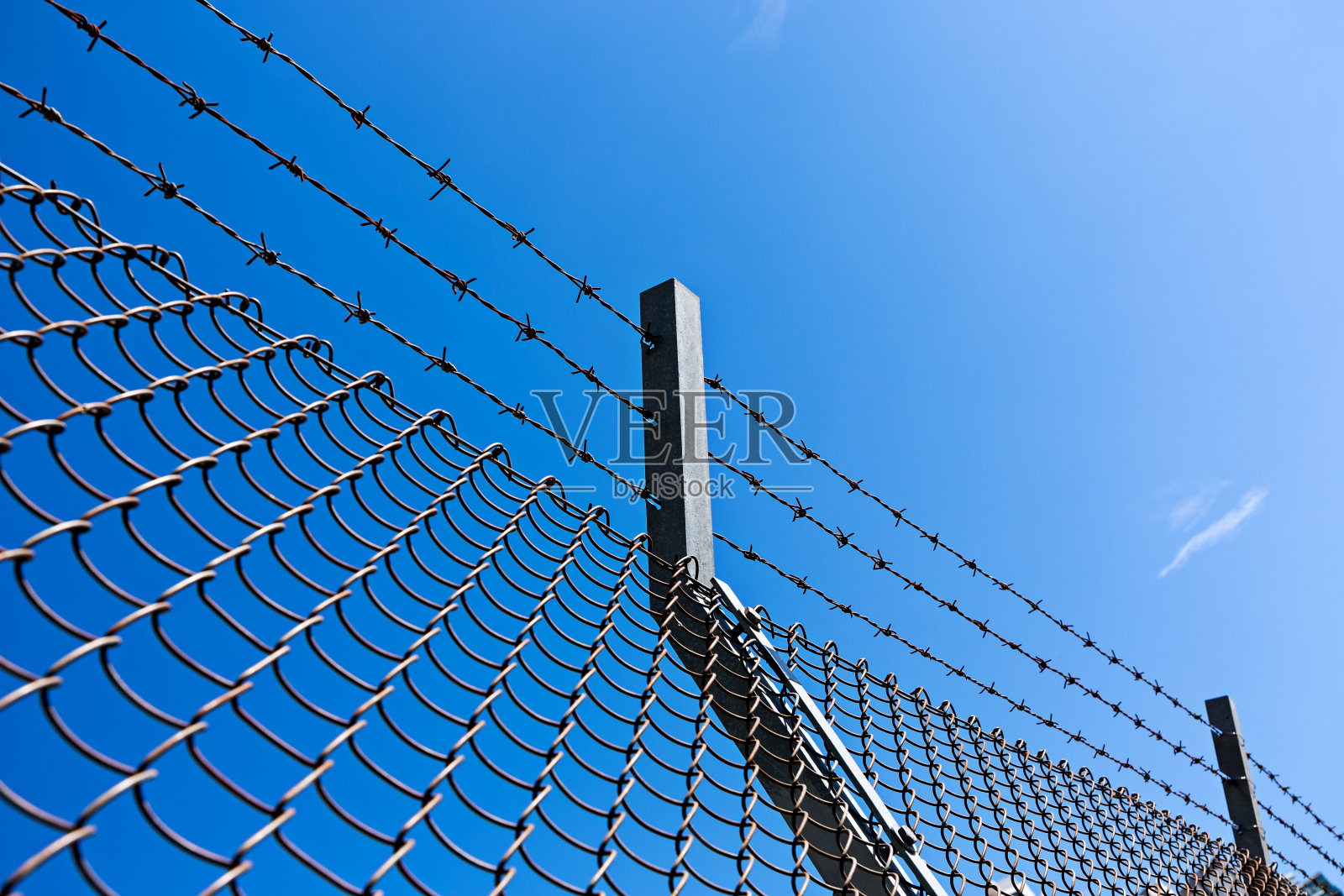 栅栏上的铁丝网照片摄影图片