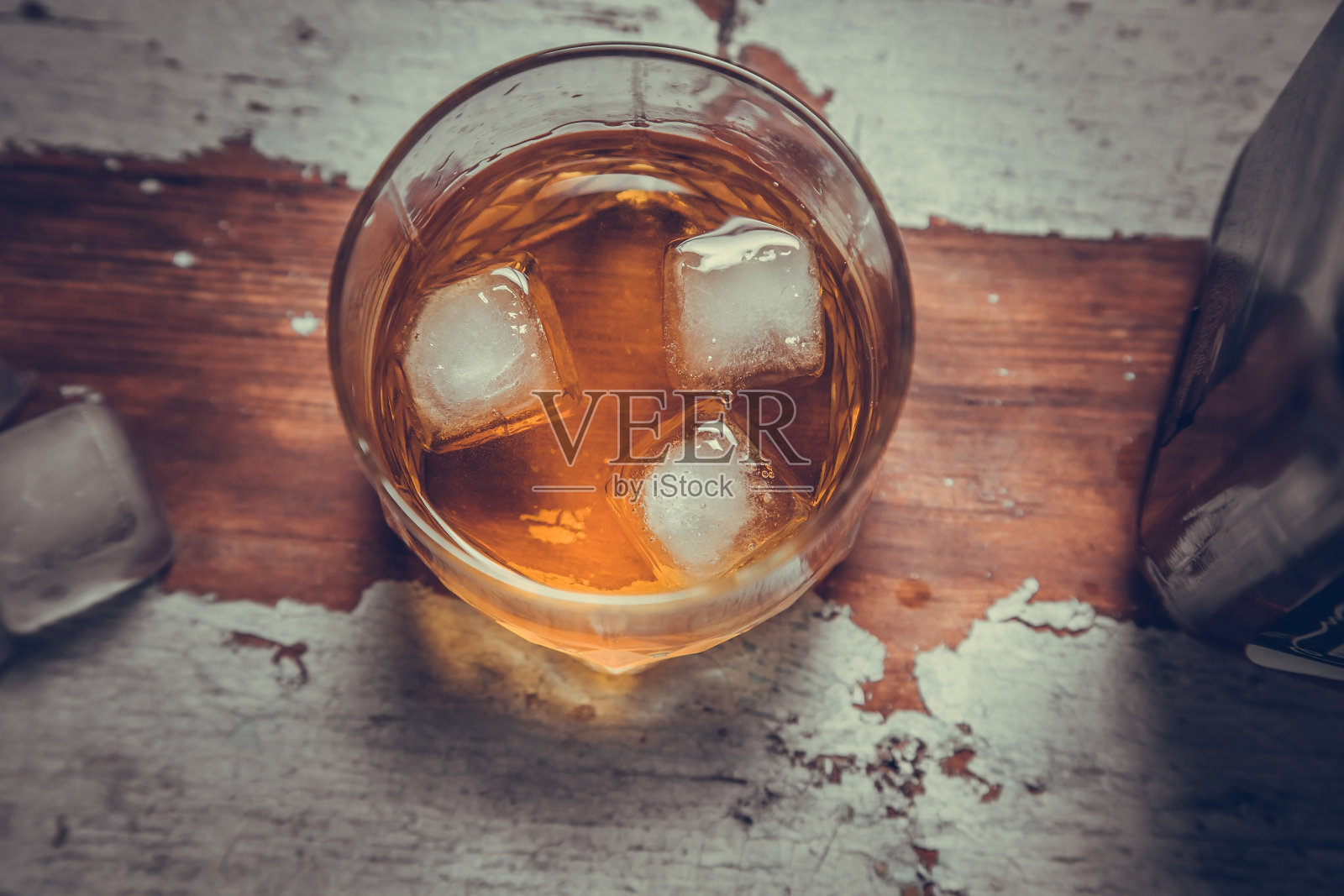 威士忌架加冰的老式照片照片摄影图片