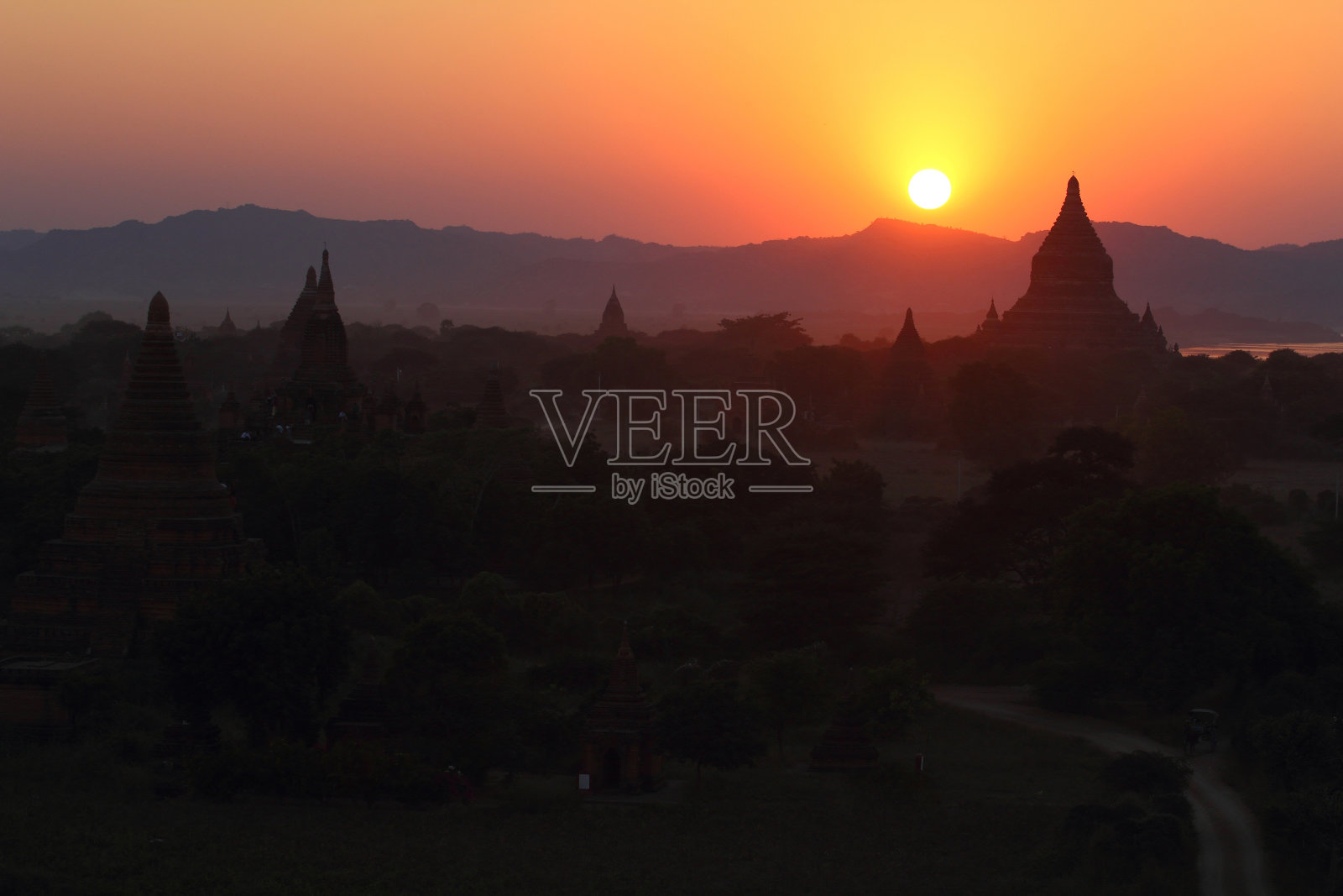 宝塔后的夕阳照片摄影图片