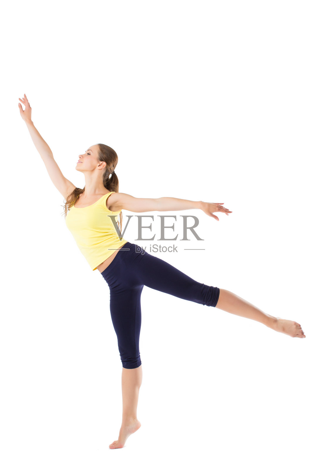 美丽的运动女人跳孤立的白色背景照片摄影图片