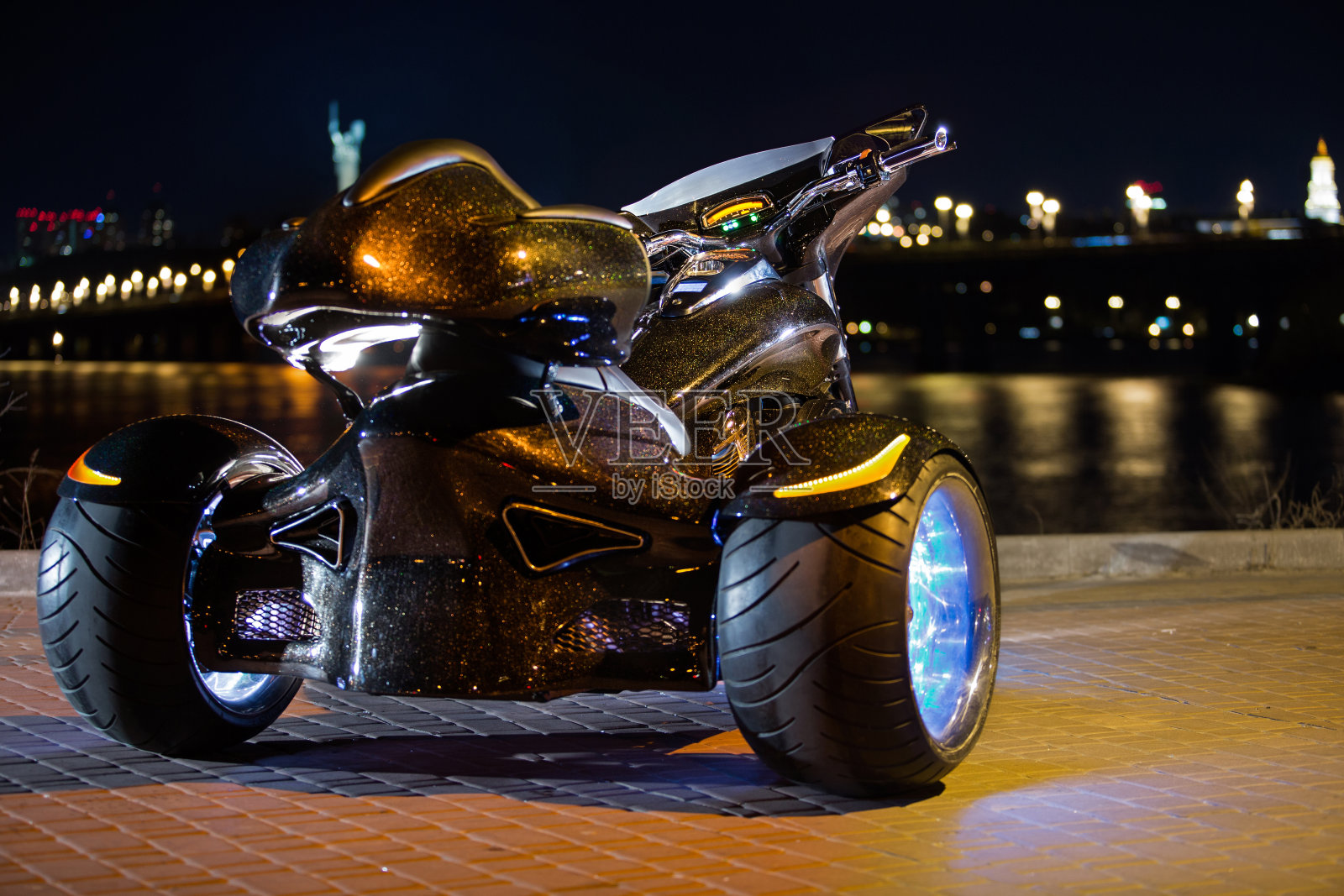 黑色三轮车站在夜晚的街道上照片摄影图片