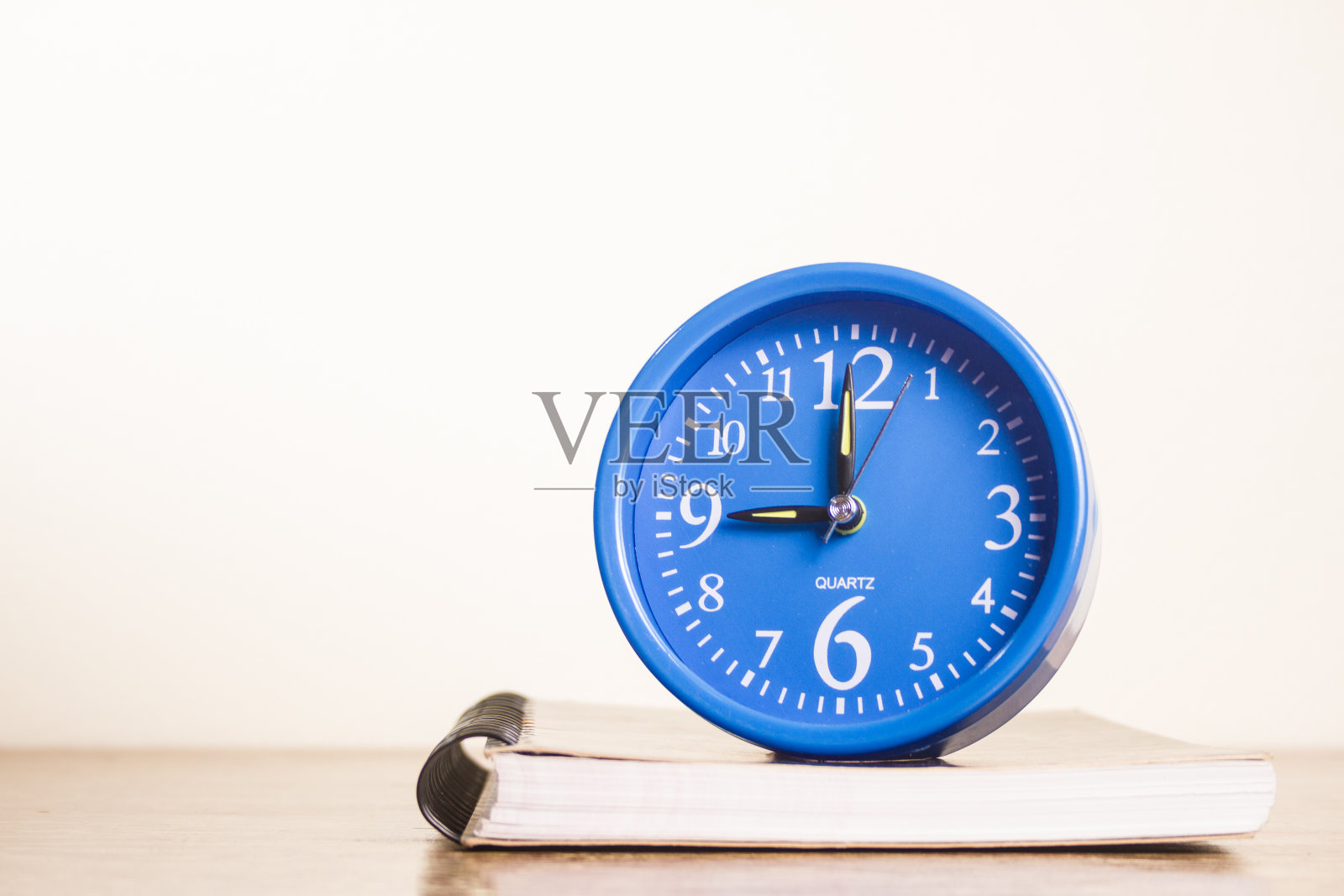 蓝色的闹钟和笔记本照片摄影图片
