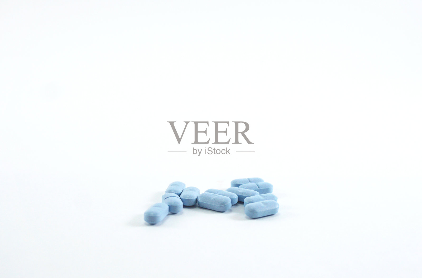 白色背景上的蓝色药丸照片摄影图片