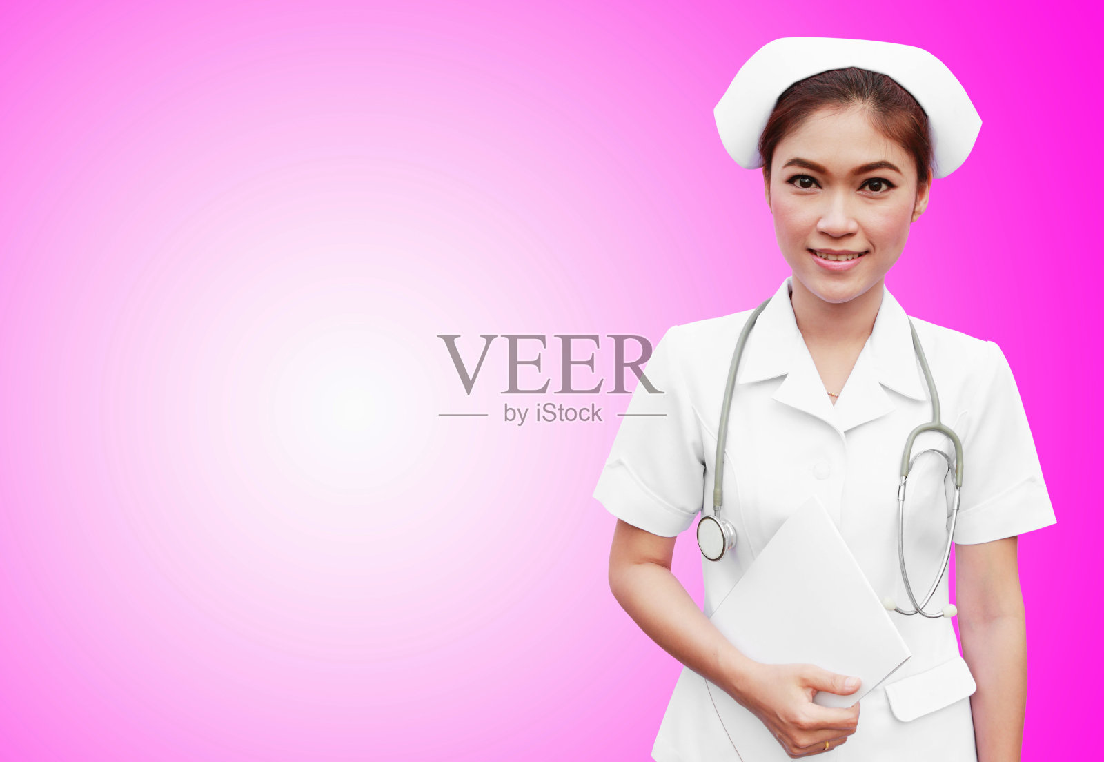 年轻护士拿着诊断书和听诊器照片摄影图片