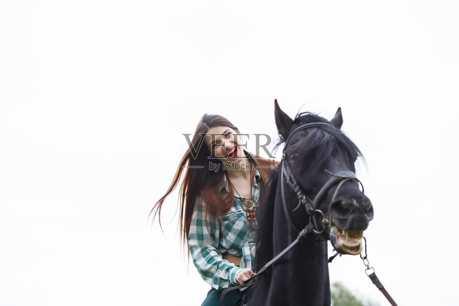 骑着马的漂亮女孩照片摄影图片