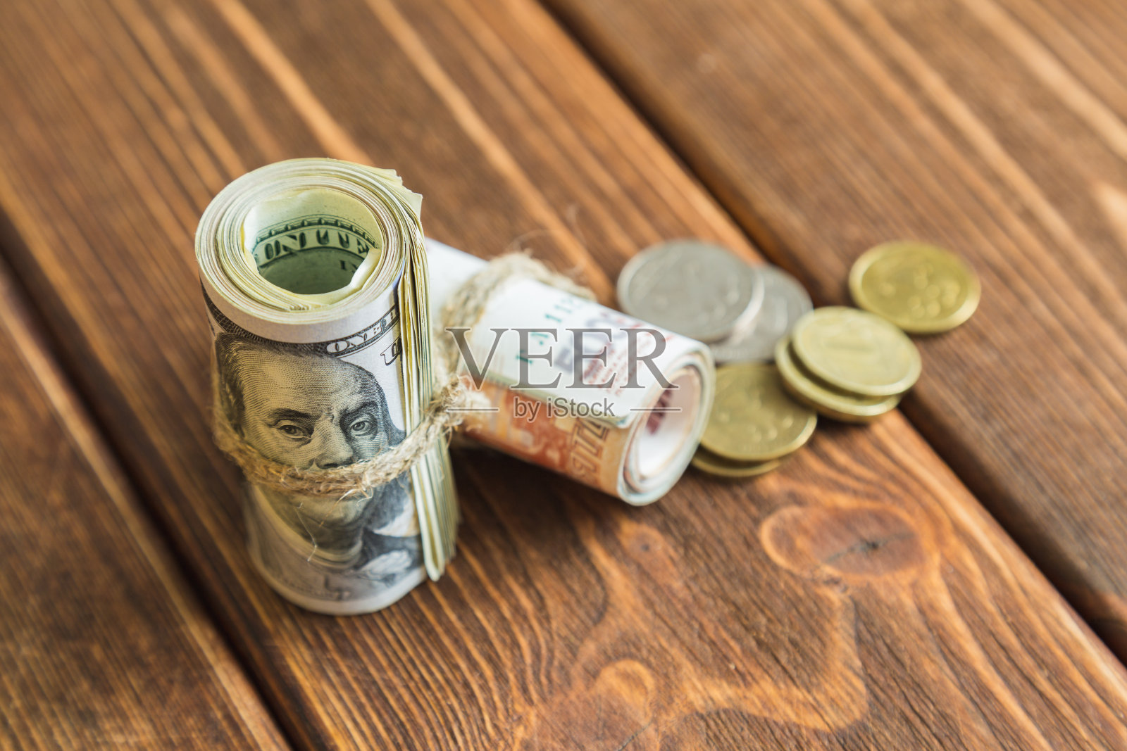 桌子上的钱照片摄影图片