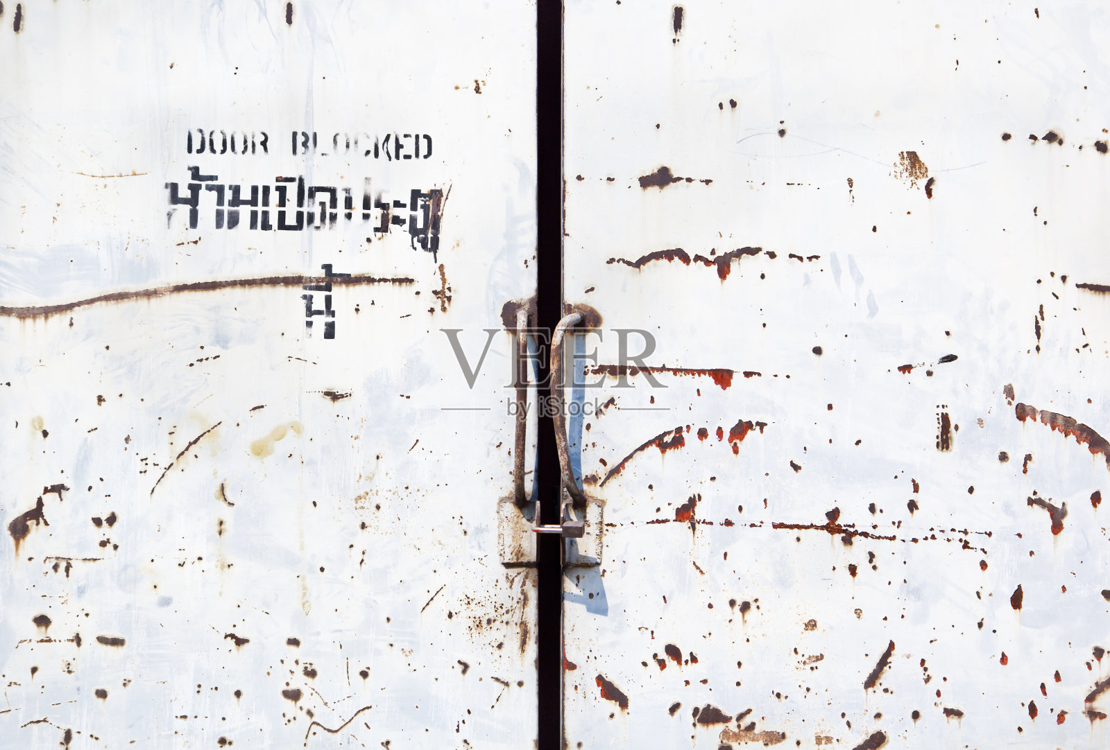 带锁的封闭金属门照片摄影图片