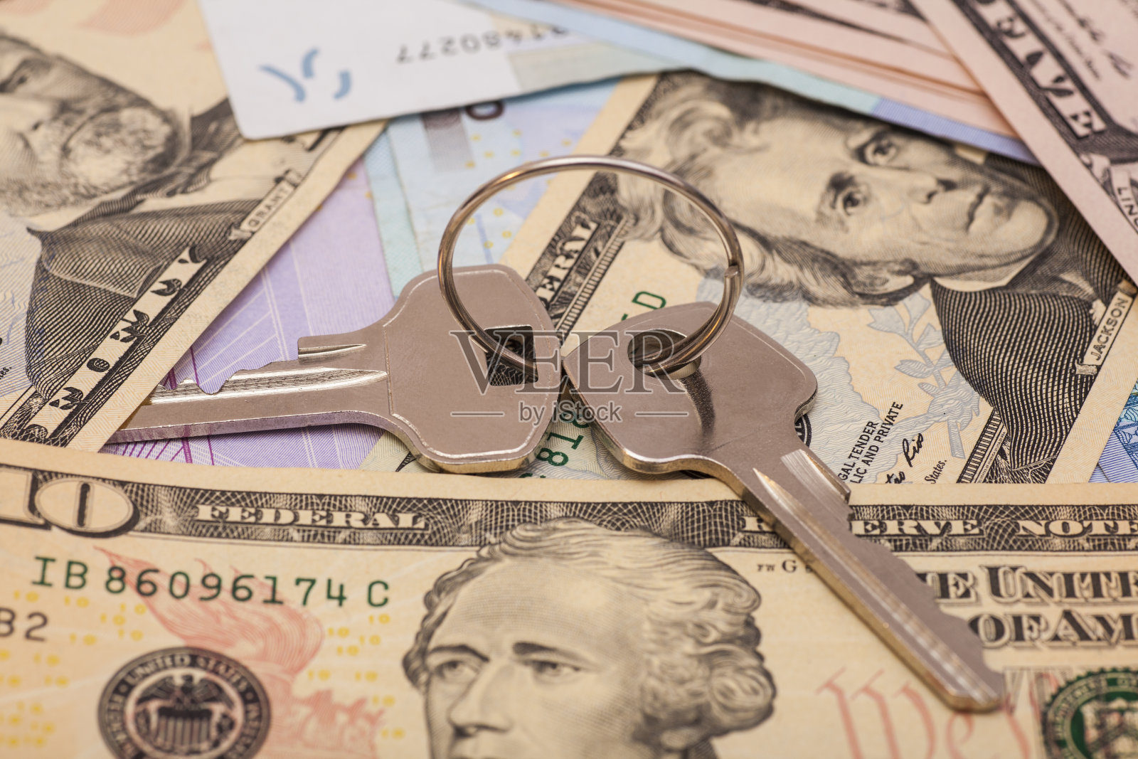 钱和钥匙照片摄影图片