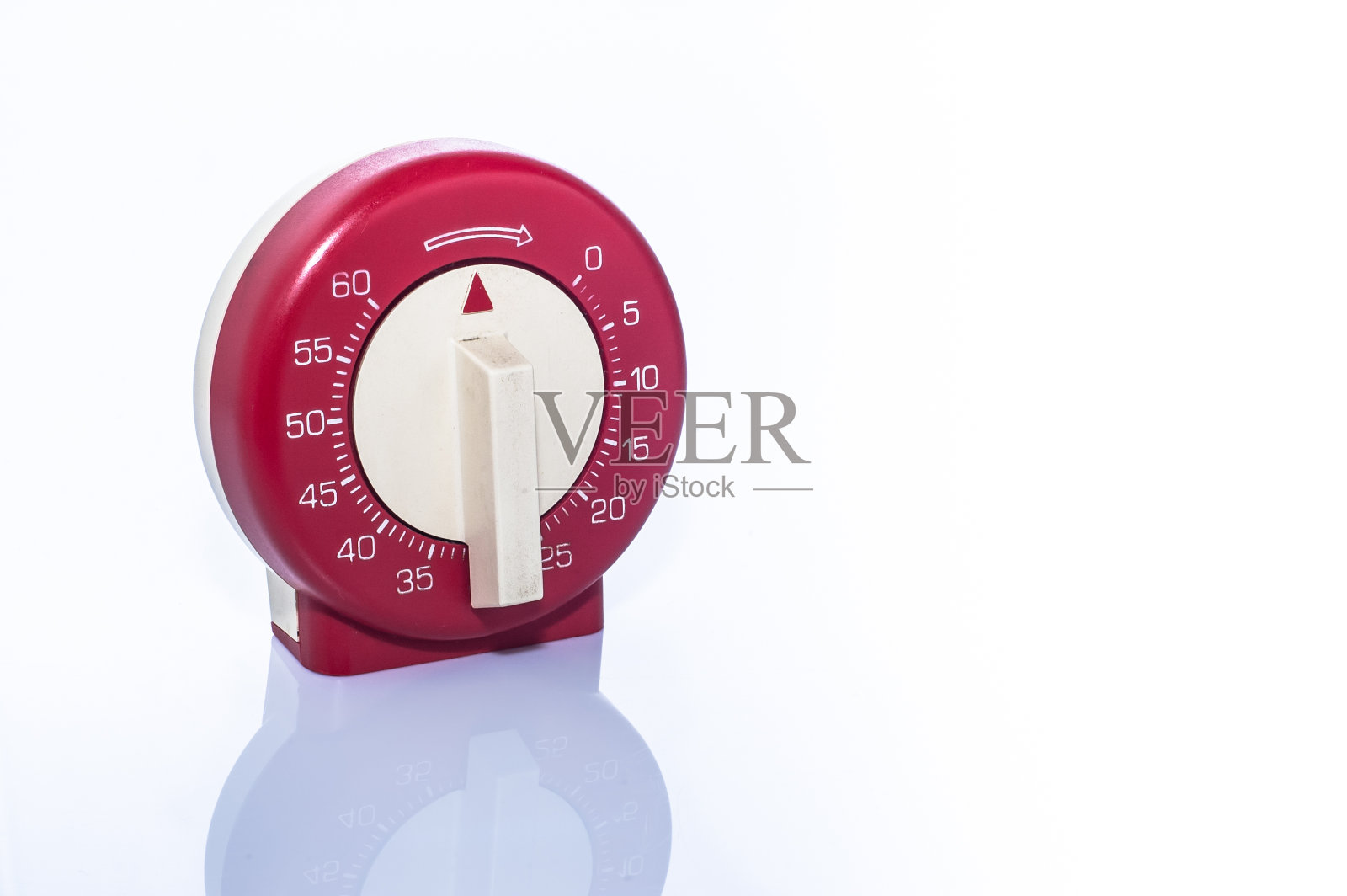 白色背景上的红色复古厨房计时器照片摄影图片