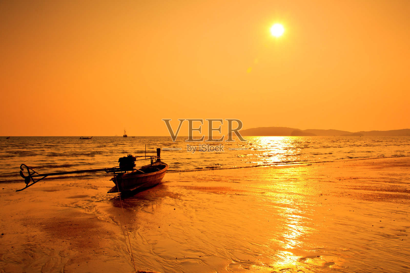 泰国甲米府日落时海上的渔船照片摄影图片