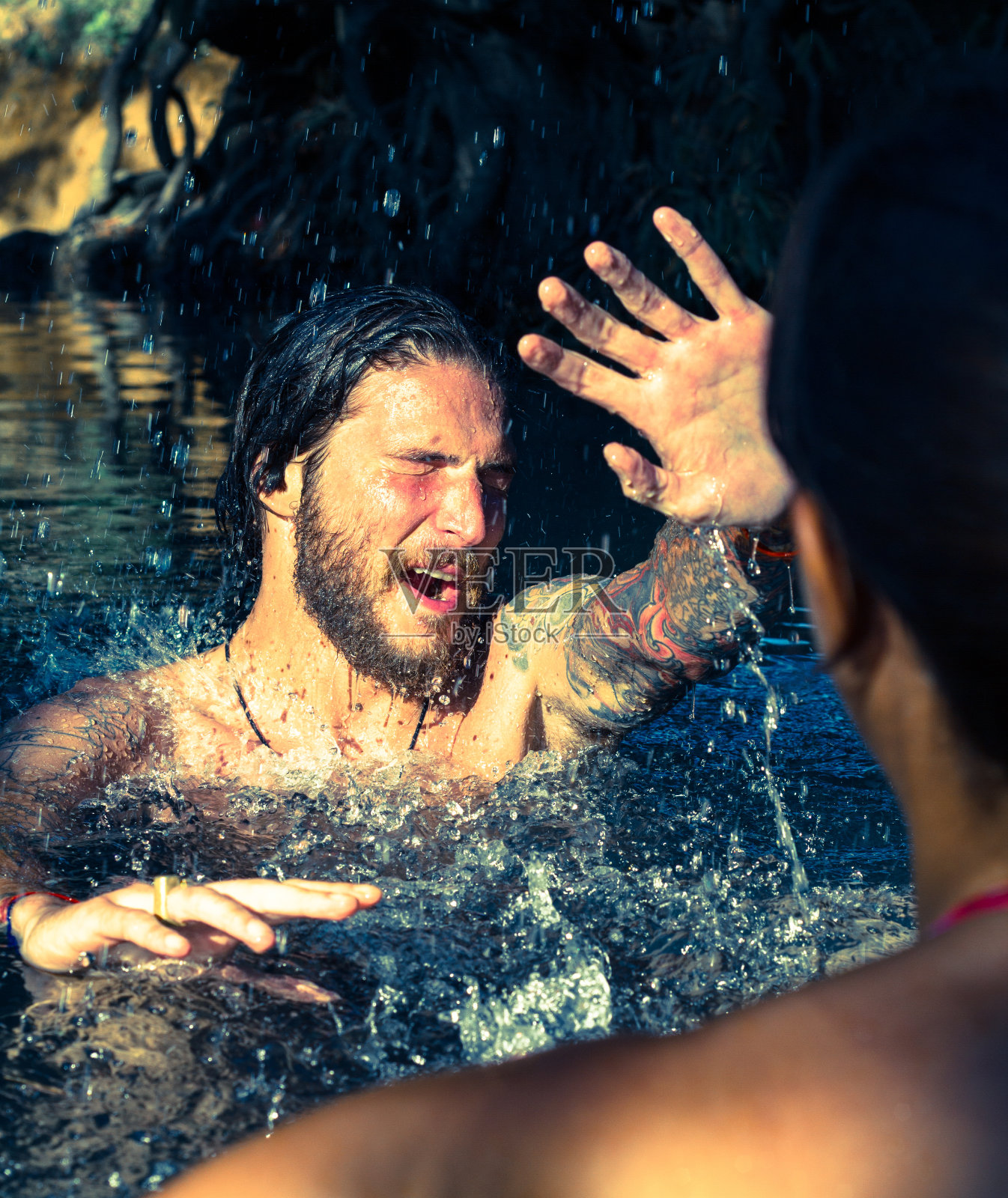 水中情侣照片摄影图片