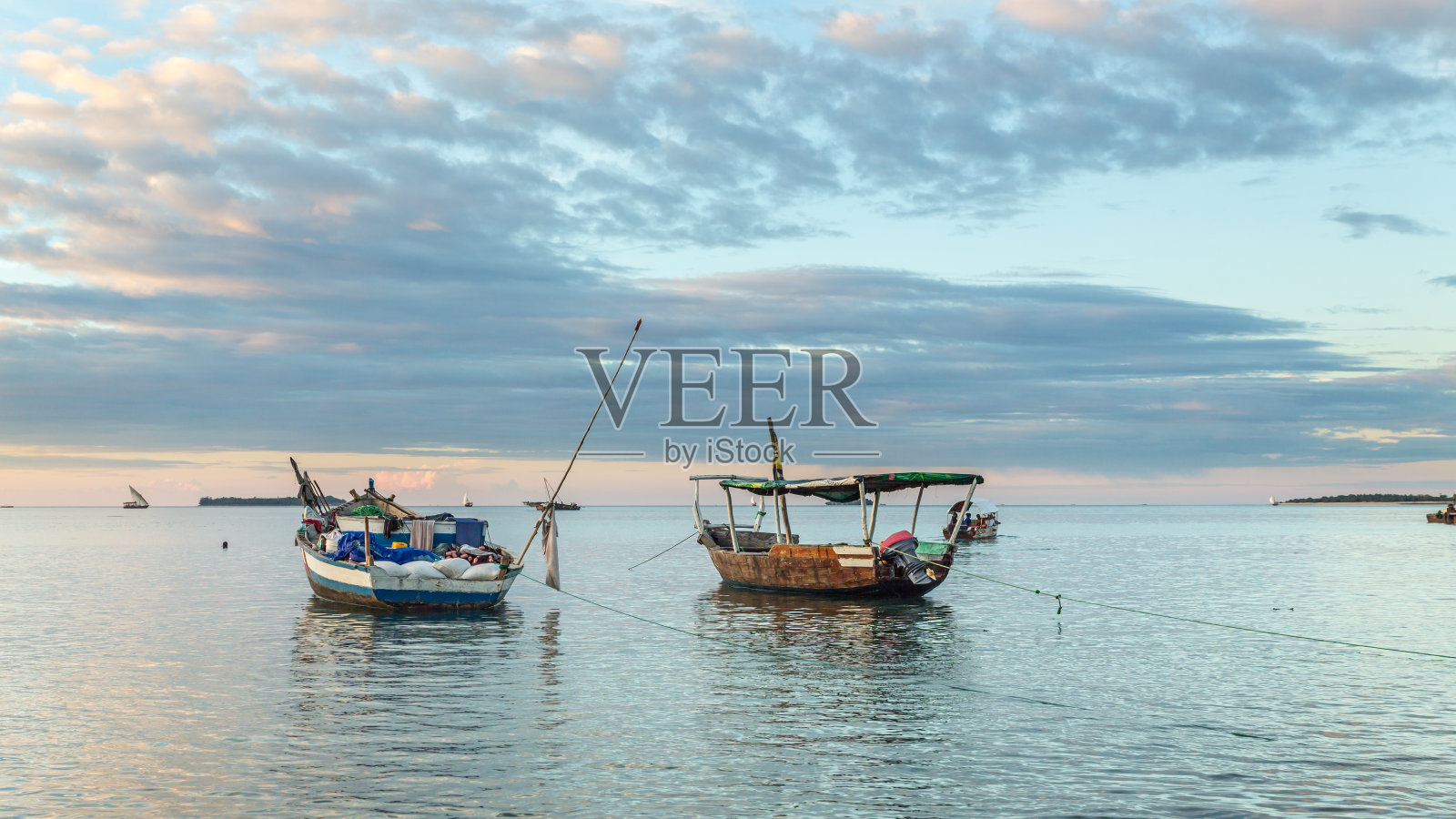 两艘旧船照片摄影图片