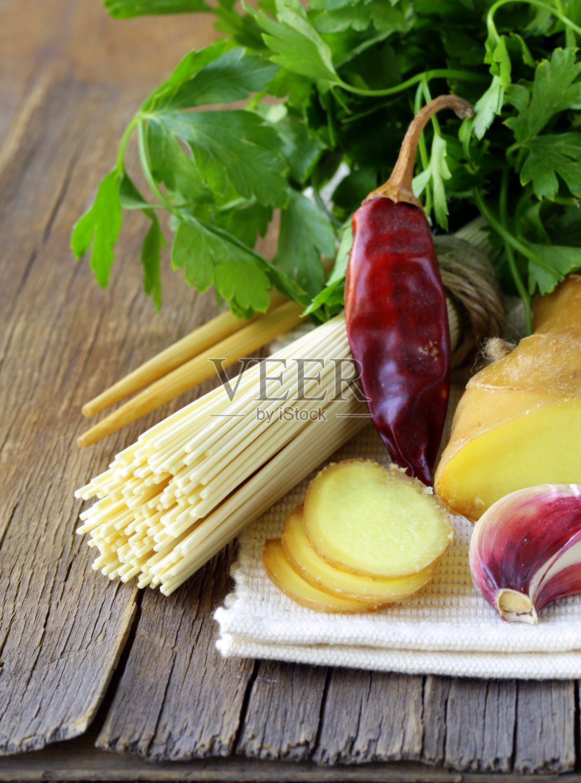 亚洲静物-面条，姜，大蒜和辣椒照片摄影图片