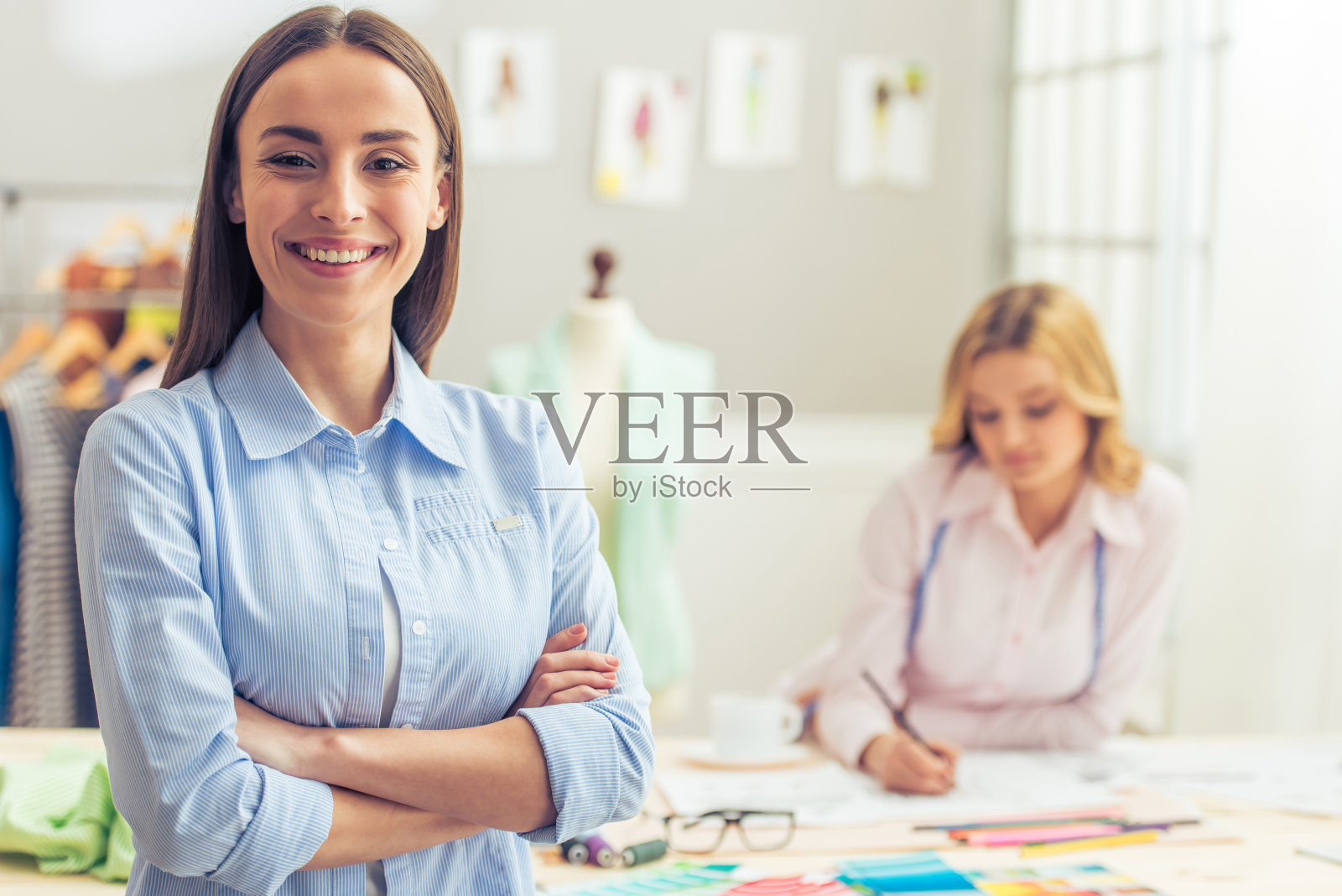 美丽的设计师工作照片摄影图片