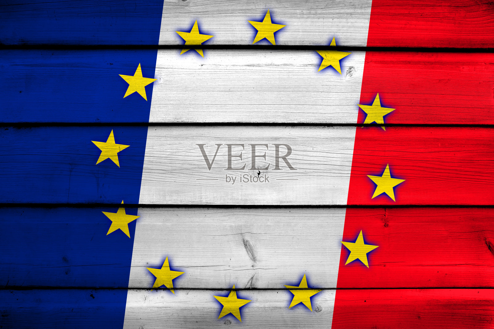 木材背景为法国和欧盟旗帜照片摄影图片