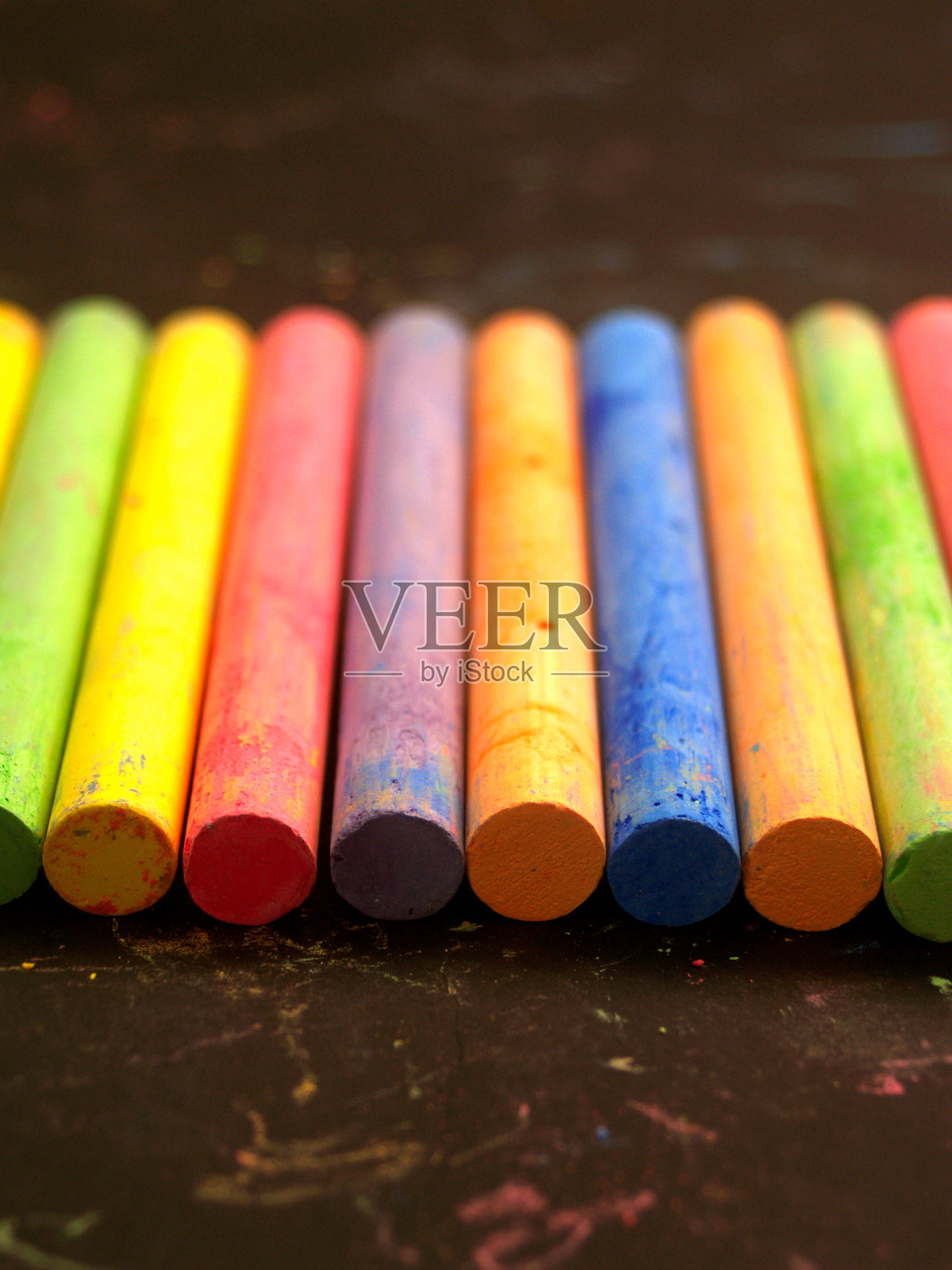 彩色粉笔黑板背景照片摄影图片