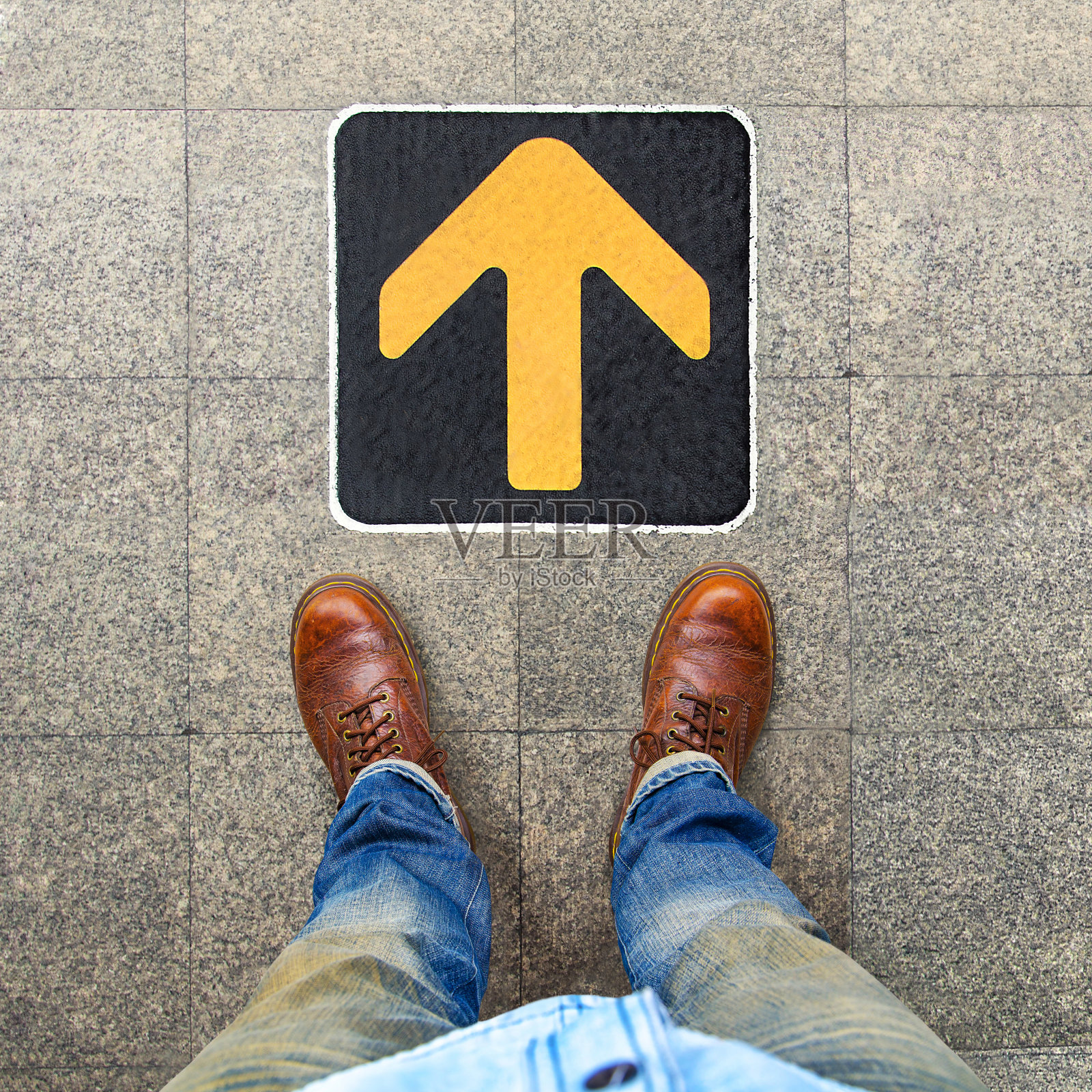 黄色箭头表示箭头的行程照片摄影图片