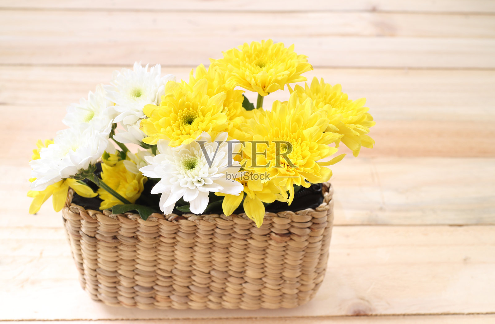 春天黄色的花在木制的背景上照片摄影图片