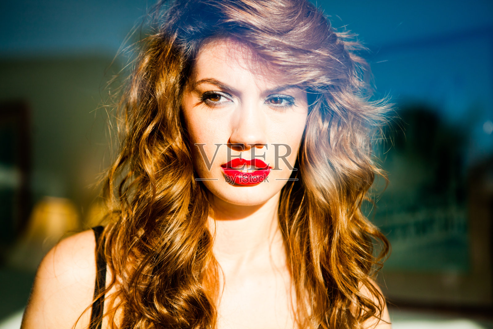 美丽的年轻女子照片摄影图片