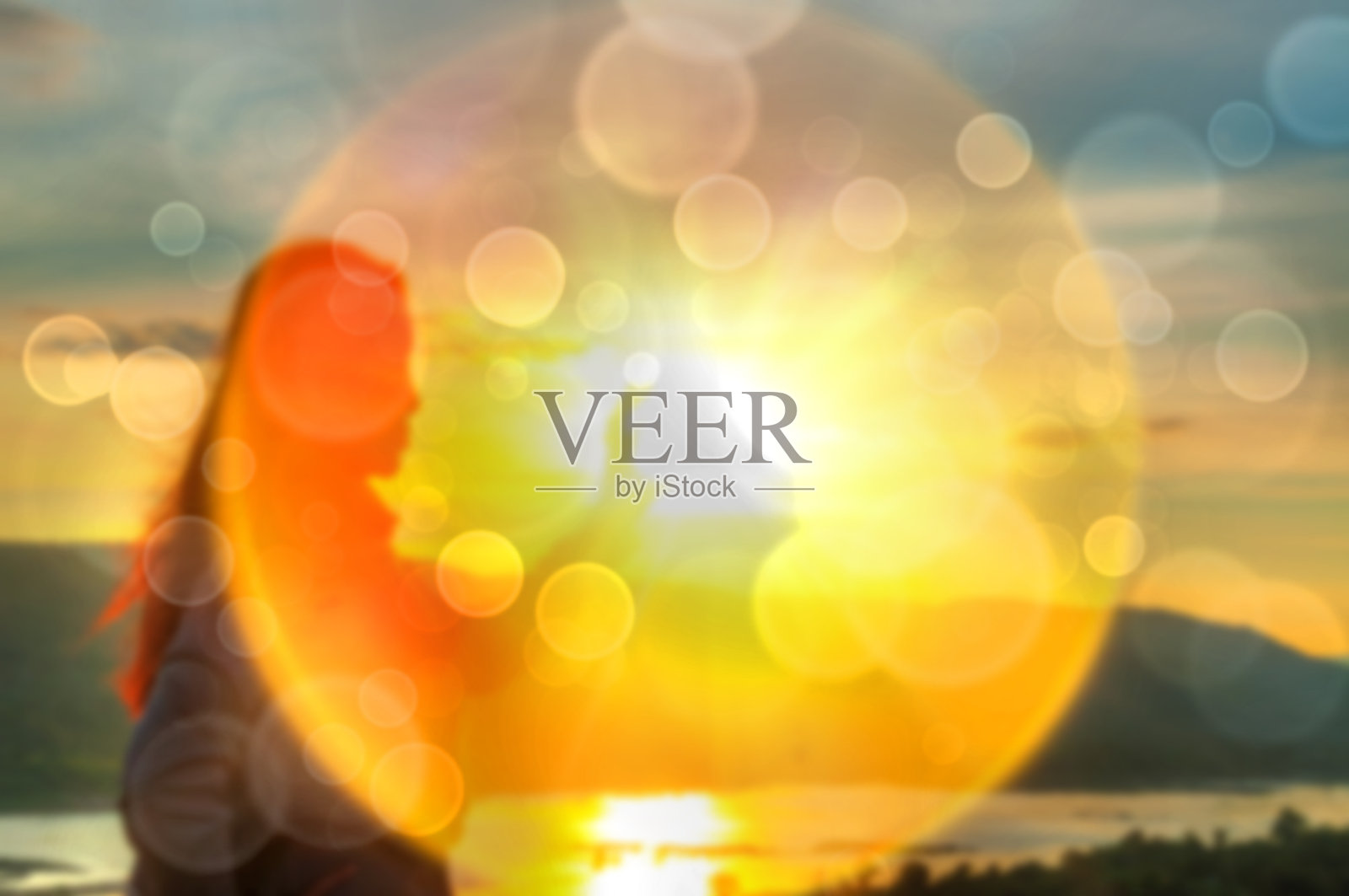 模糊而柔和的山顶上的女人照片照片摄影图片