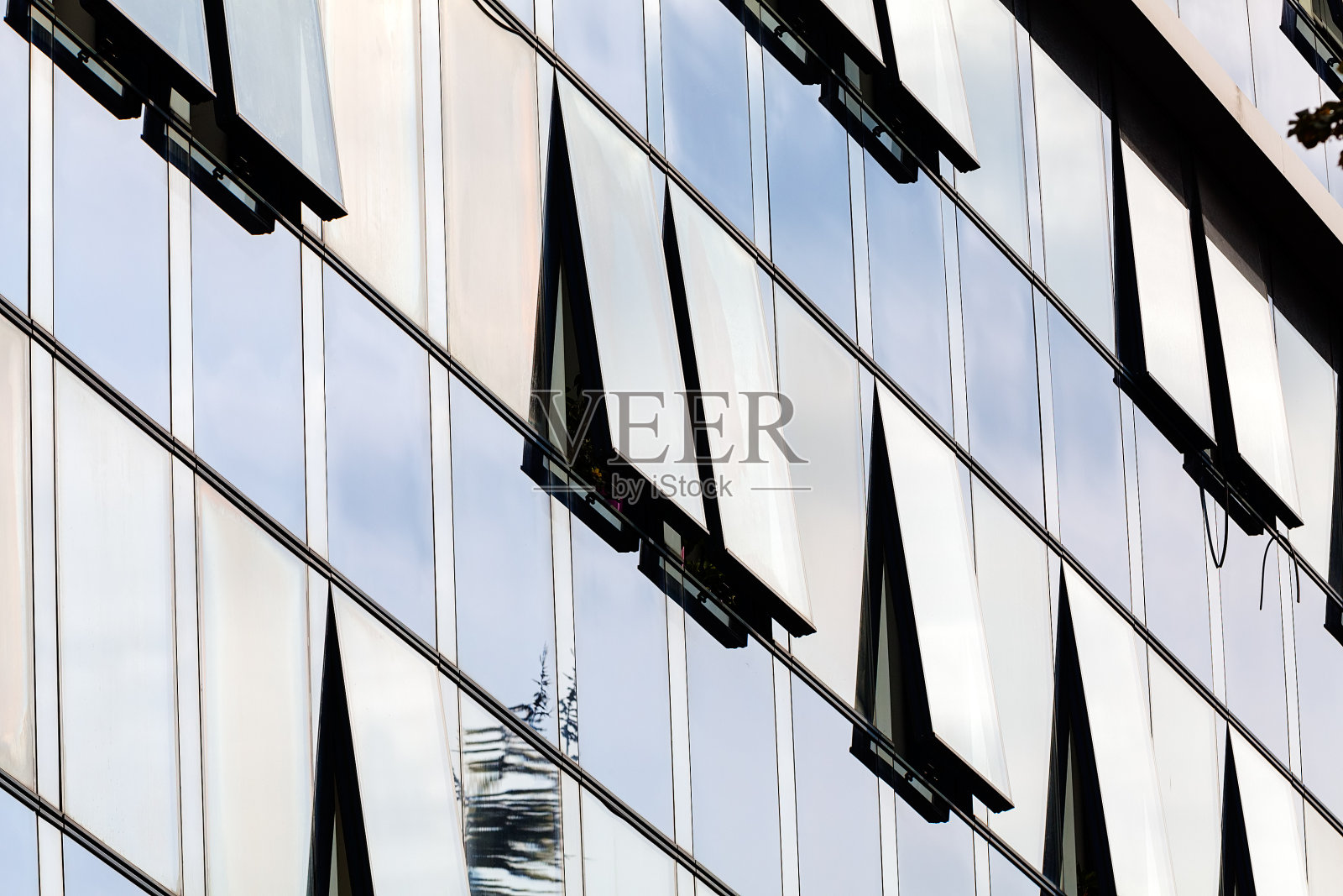 玻璃立面，开启窗户照片摄影图片