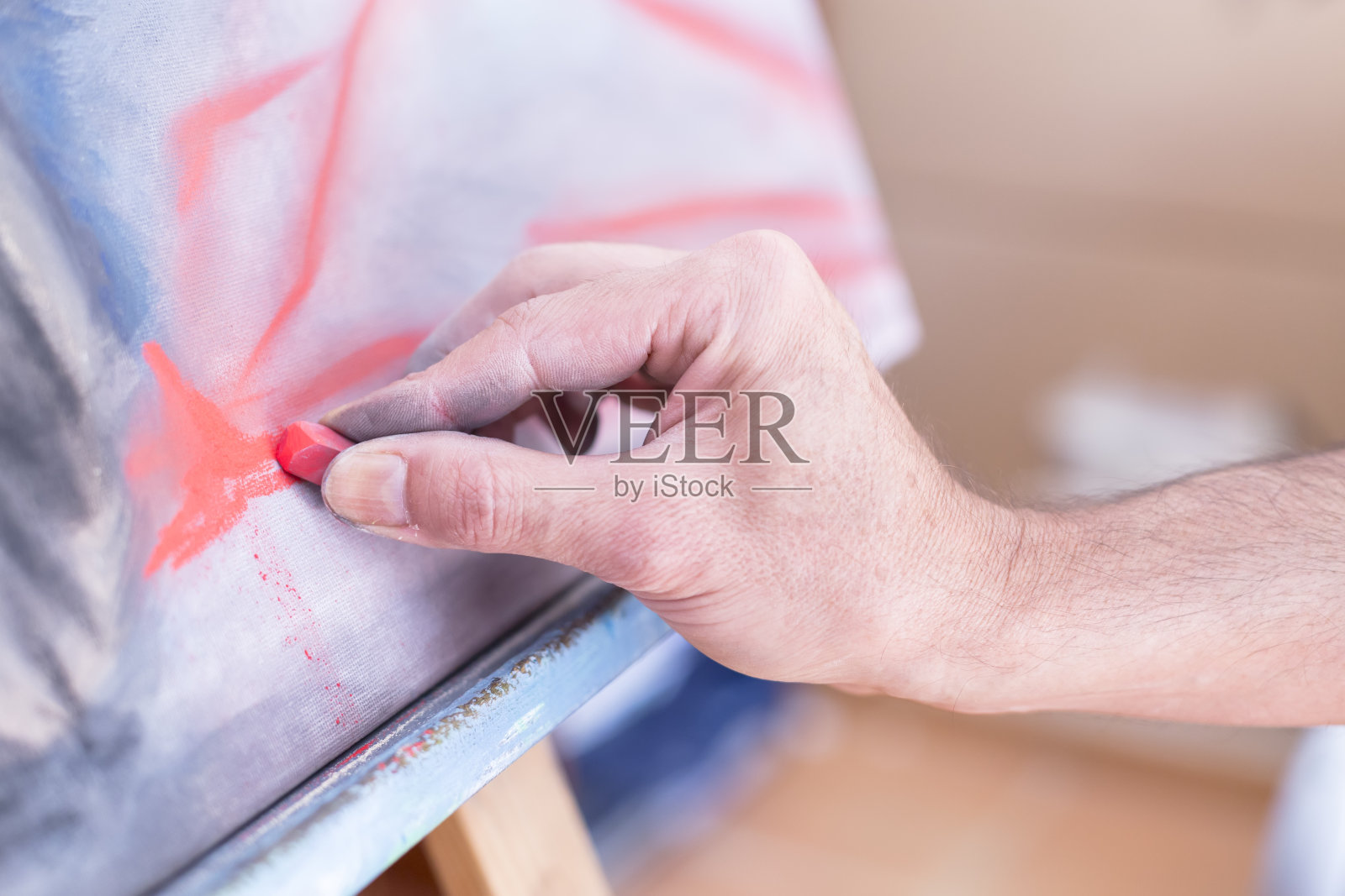 用粉笔在画布上手绘-绘画会话照片摄影图片