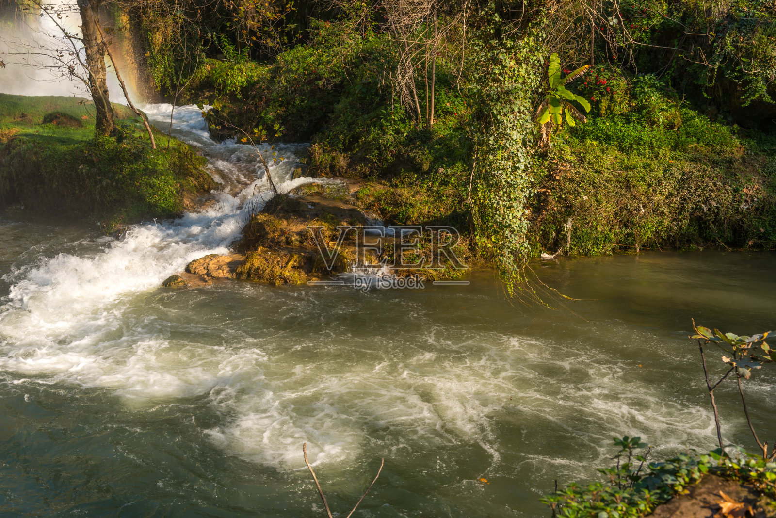 瀑布在山与山之间的森林里照片摄影图片