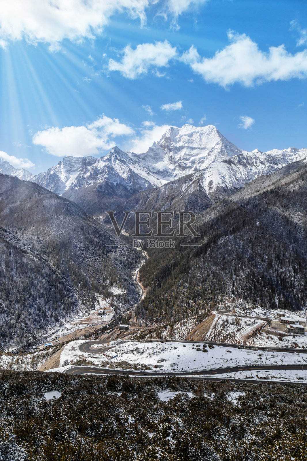 雪山和美丽的大自然五彩缤纷的秋天照片摄影图片